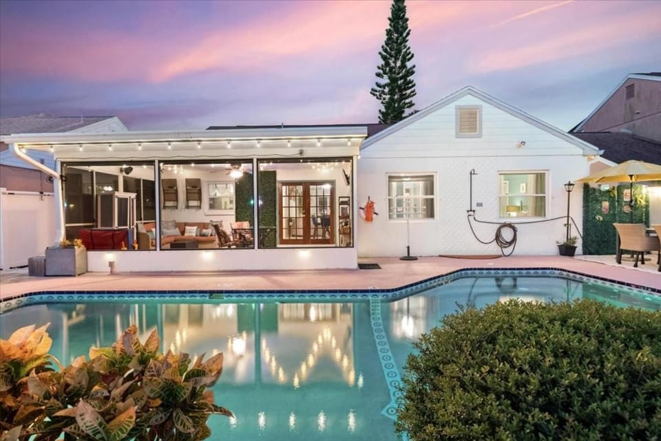 Waterfront Heated Saltwater Pool 8 mi to Beach House in Pinellas Park