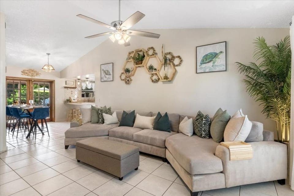 Waterfront Heated Saltwater Pool 8 mi to Beach House in Pinellas Park