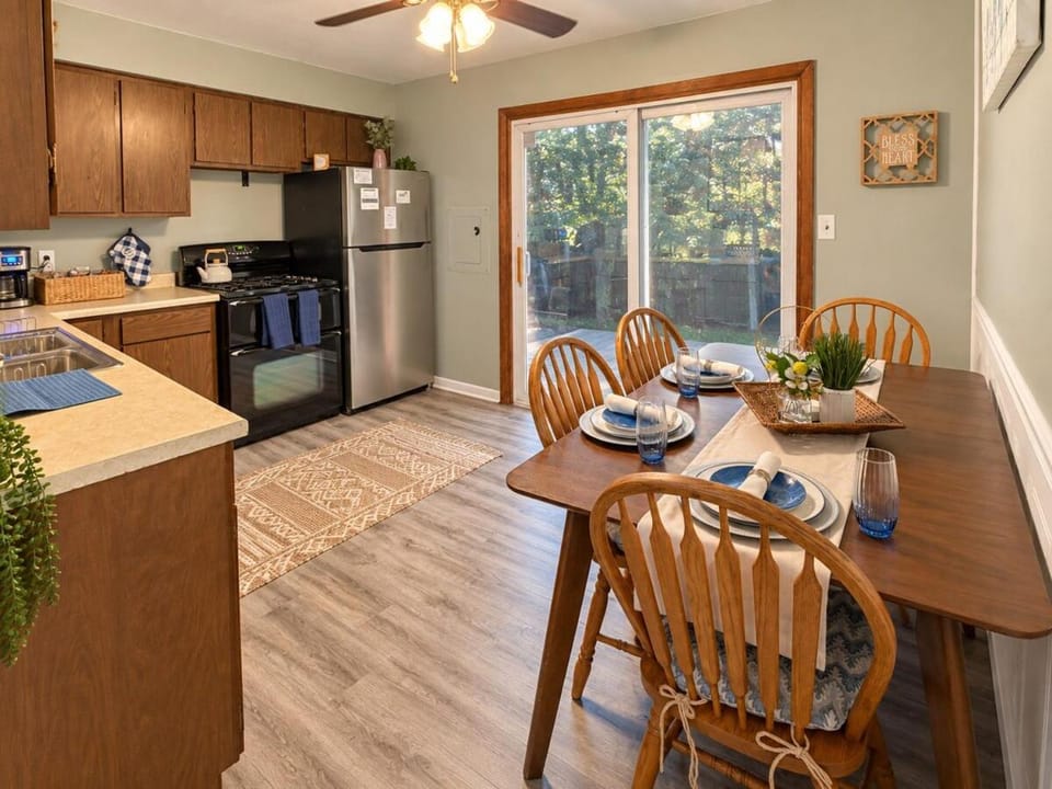 Kitchen or kitchenette, Dining area