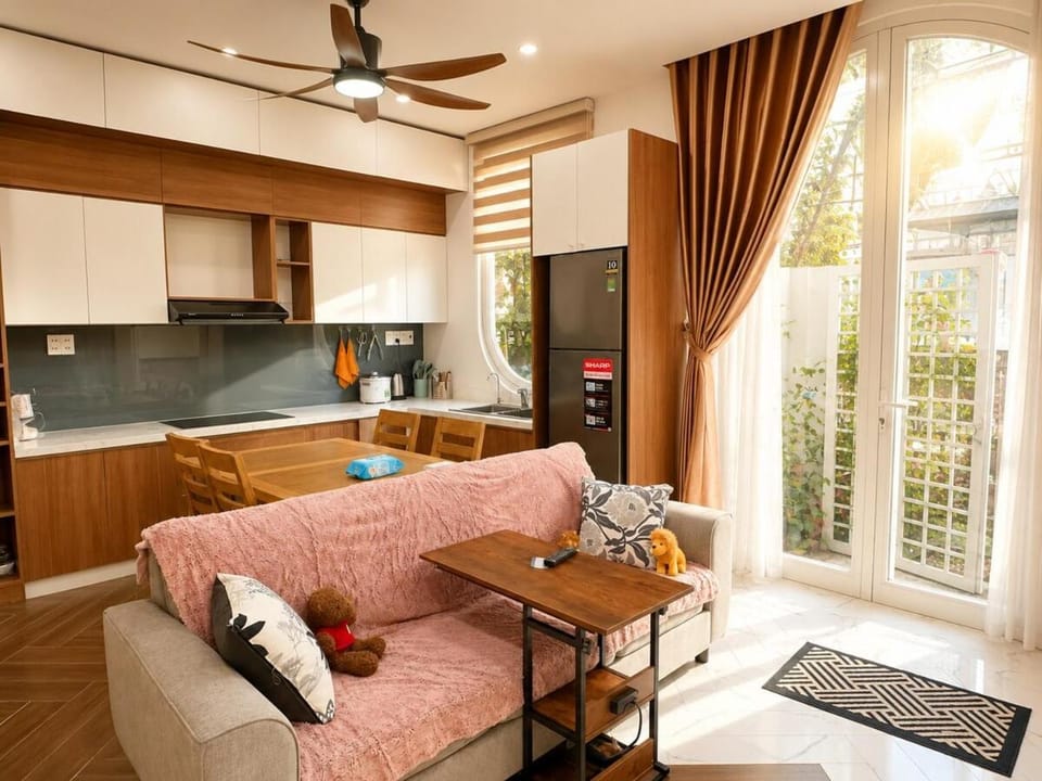 Kitchen or kitchenette, Living room, Seating area, Dining area