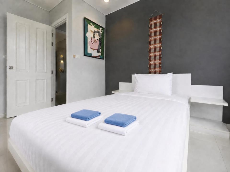 Bed, Bedroom, towels