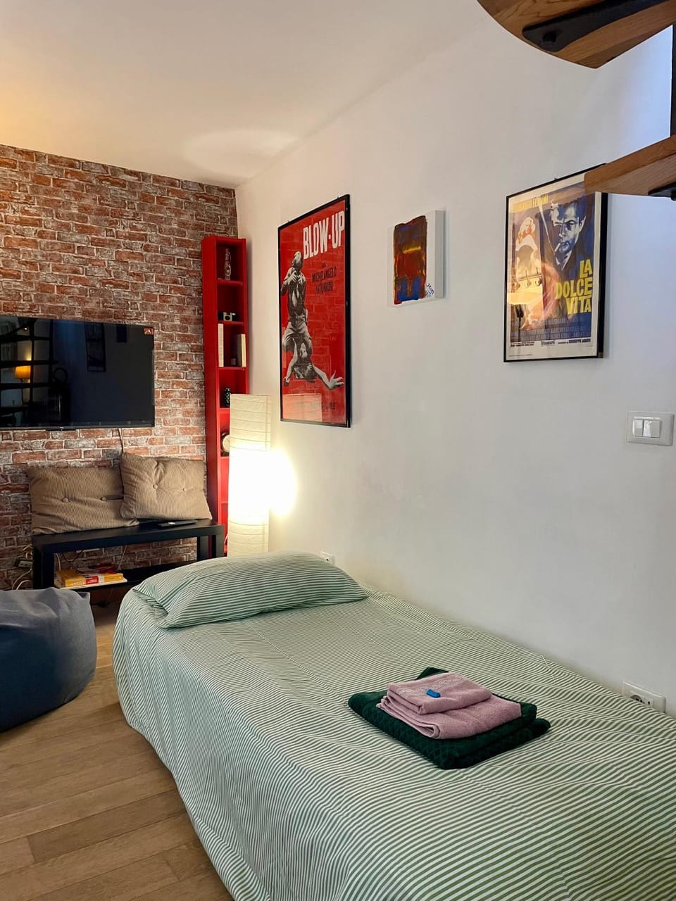 Bed, TV and multimedia, Living room, Seating area