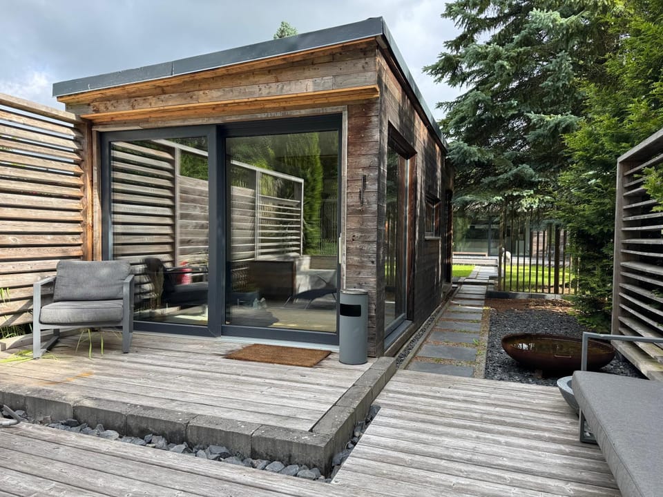 Property building, Balcony/Terrace, Bedroom