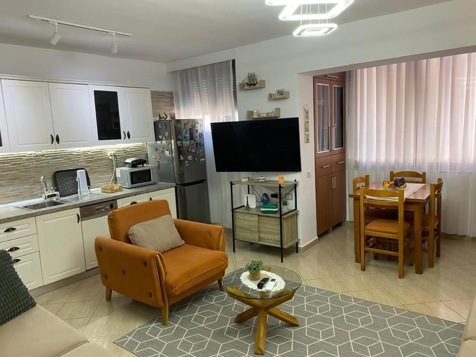 Communal lounge/ TV room, TV and multimedia, Kitchen or kitchenette, Living room, Seating area, Dining area, Evening entertainment, oven, toaster