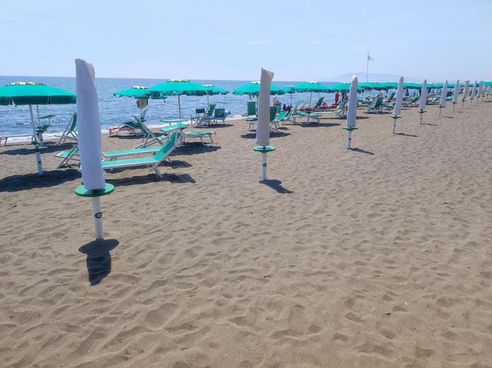 Villa with garden and private equipped beach House in Lazio