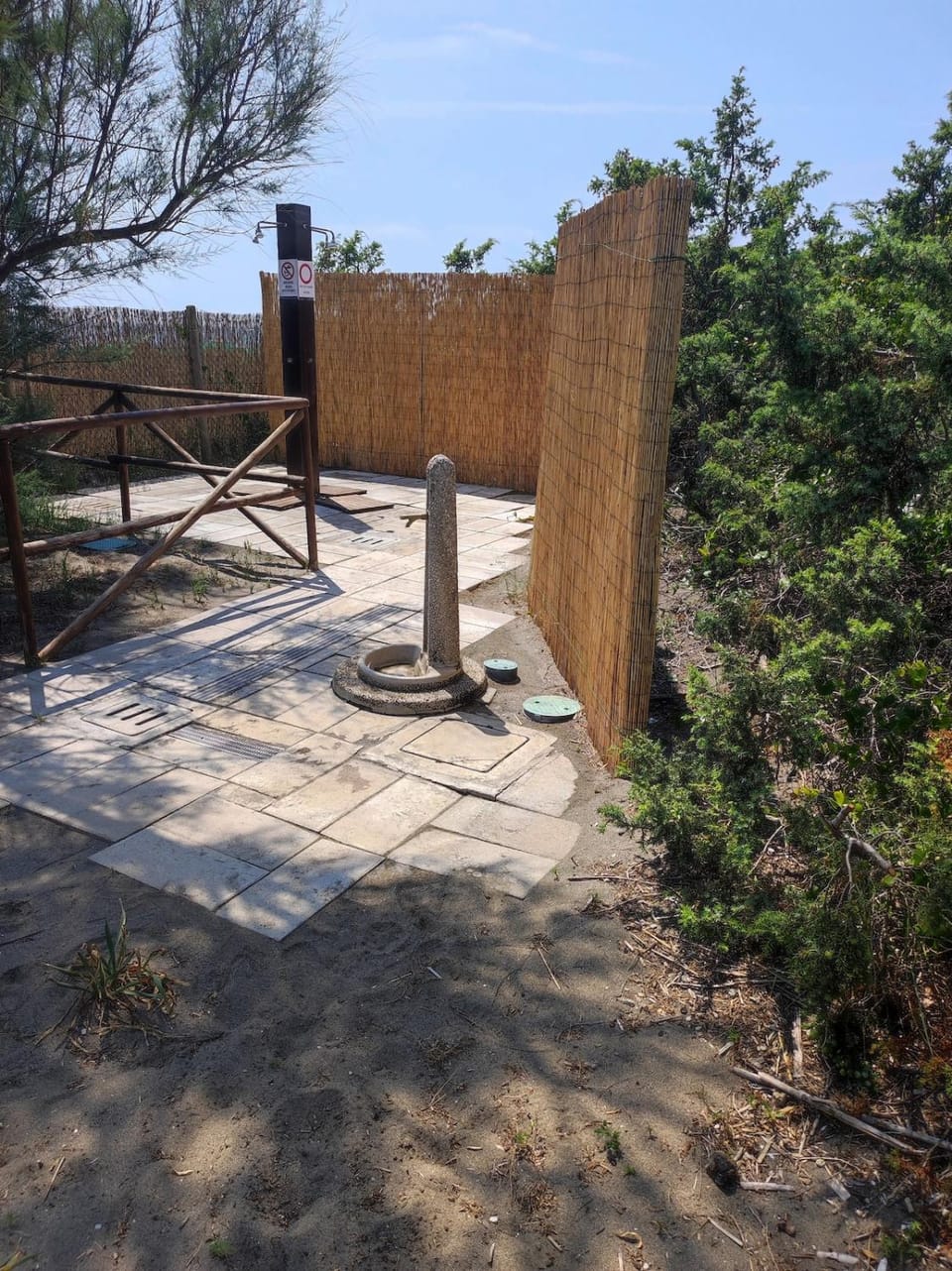 Villa with garden and private equipped beach House in Lazio