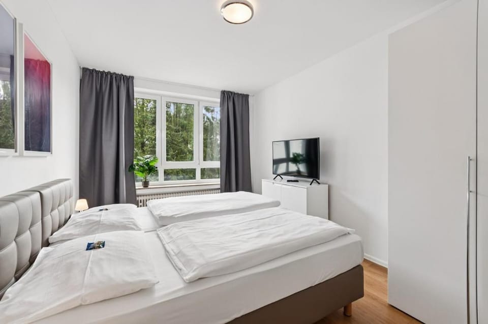 Bed, TV and multimedia, Photo of the whole room, Bedroom