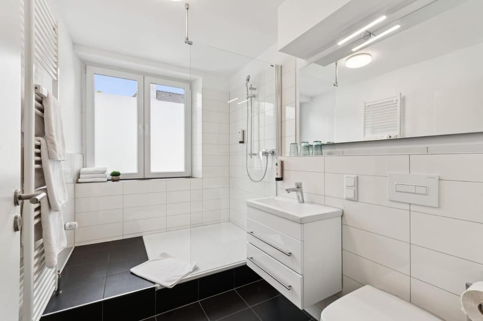 Shower, Toilet, Bathroom, Bath