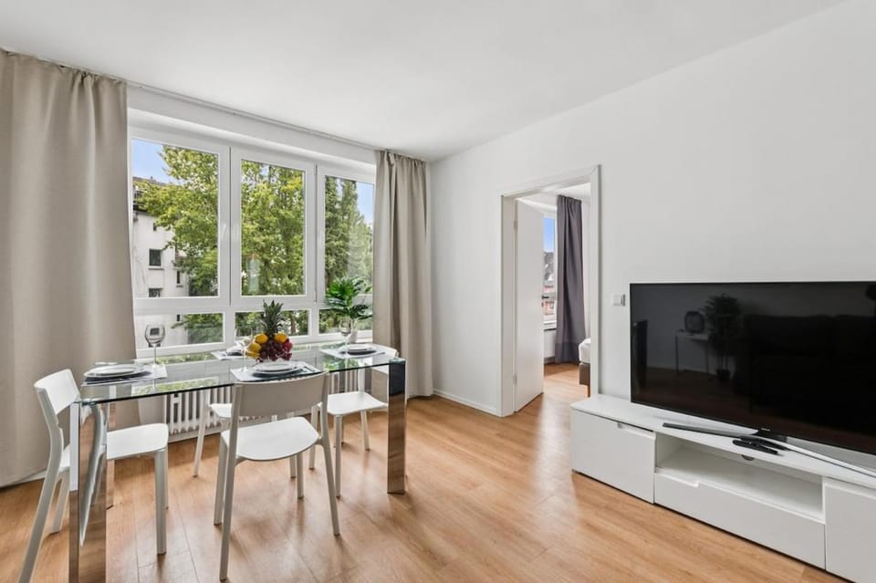 Communal lounge/ TV room, TV and multimedia, Living room, Seating area, Dining area, Evening entertainment