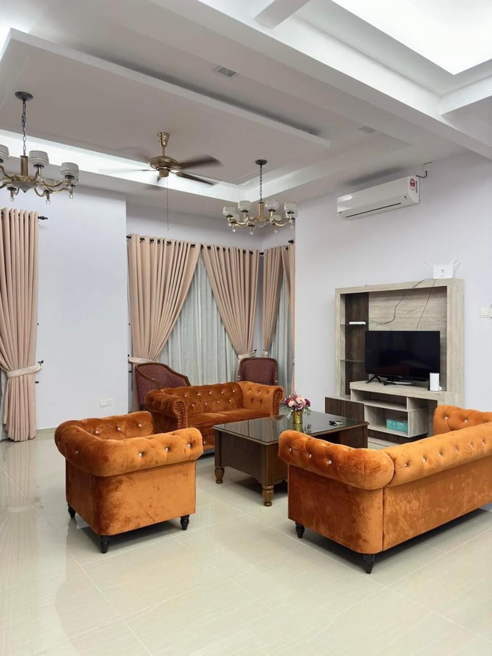 Communal lounge/ TV room, TV and multimedia, Living room, Seating area, Evening entertainment