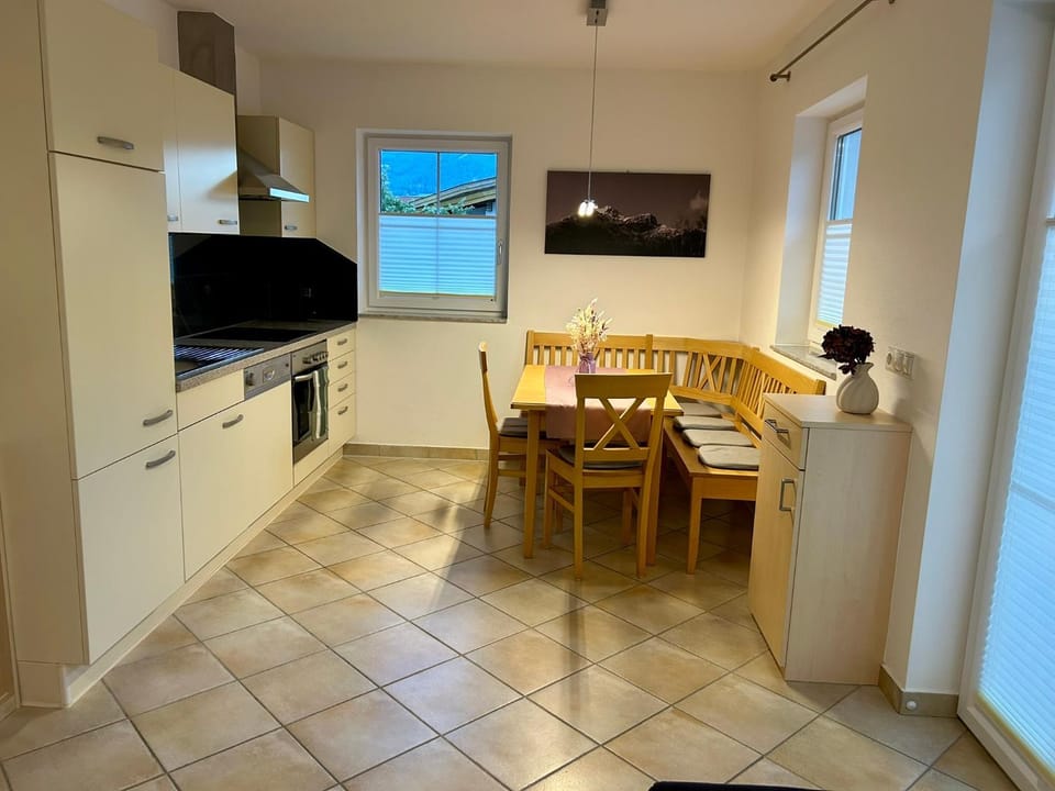 Communal lounge/ TV room, TV and multimedia, Kitchen or kitchenette, Dining area, Evening entertainment