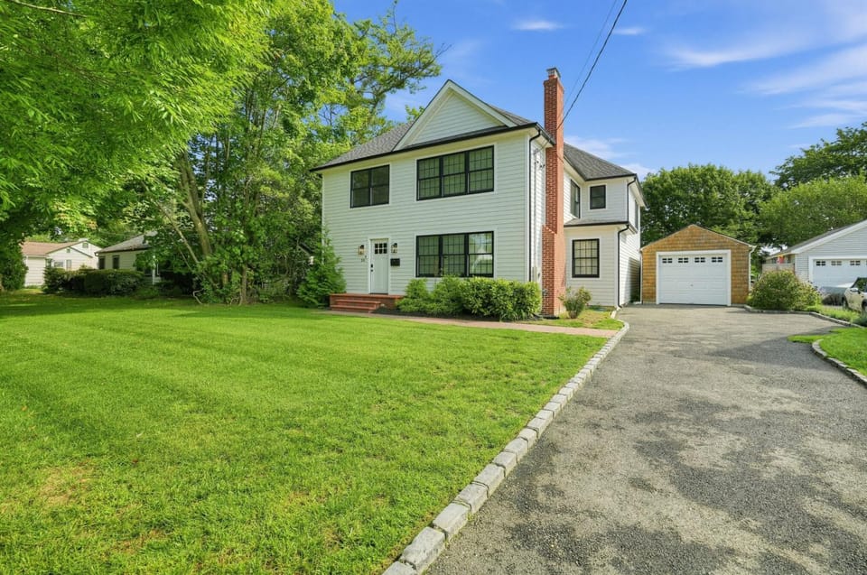 Enjoy quiet nights with a fireplace in Bellport home House in Bellport