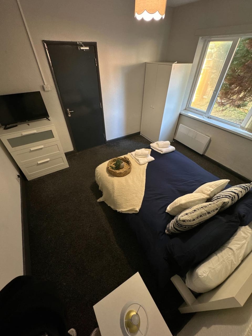 Bed, TV and multimedia, Photo of the whole room, Bedroom, towels, wardrobe