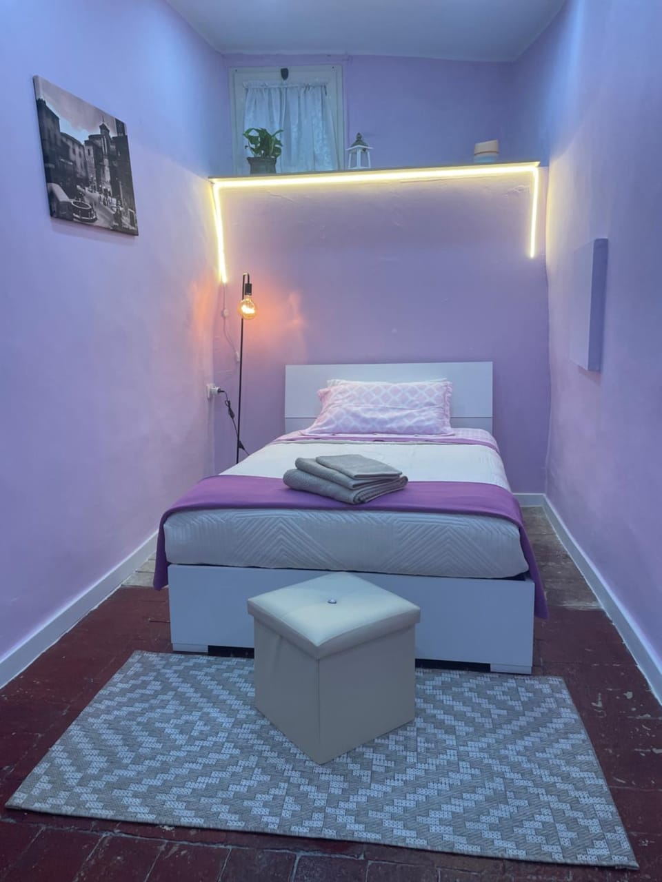 Photo of the whole room, Bedroom