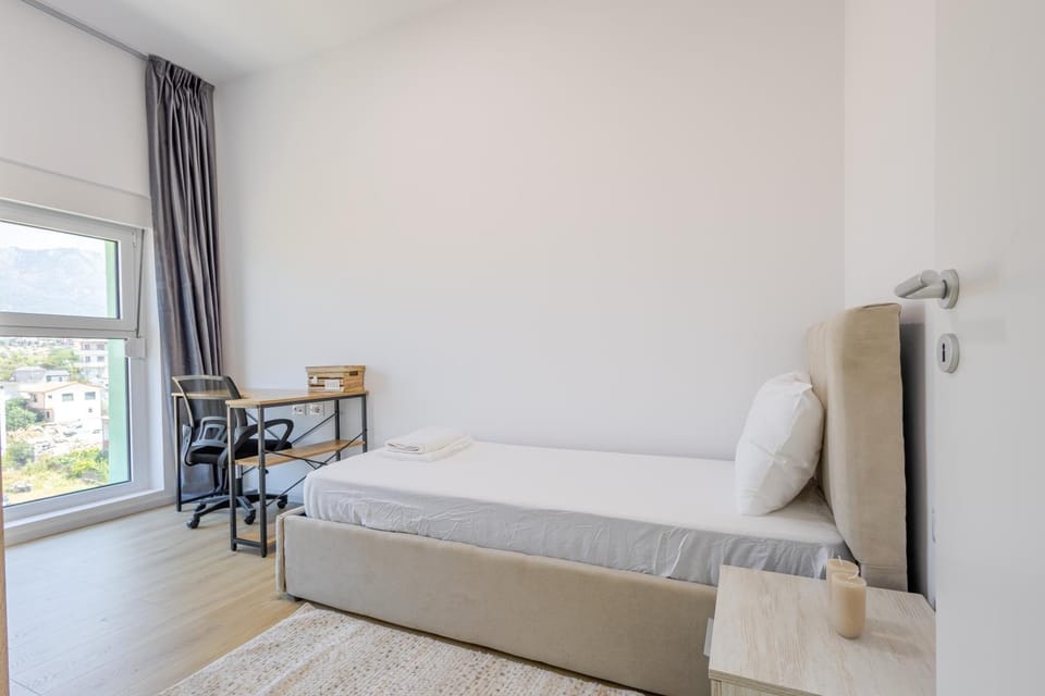 Bed, Photo of the whole room, Seating area, Bedroom