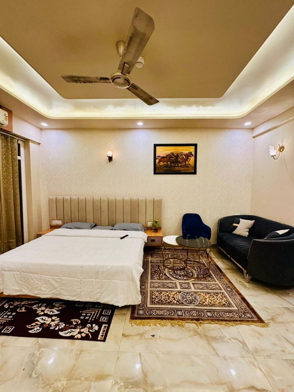 The sunlight studio Apartment in Noida
