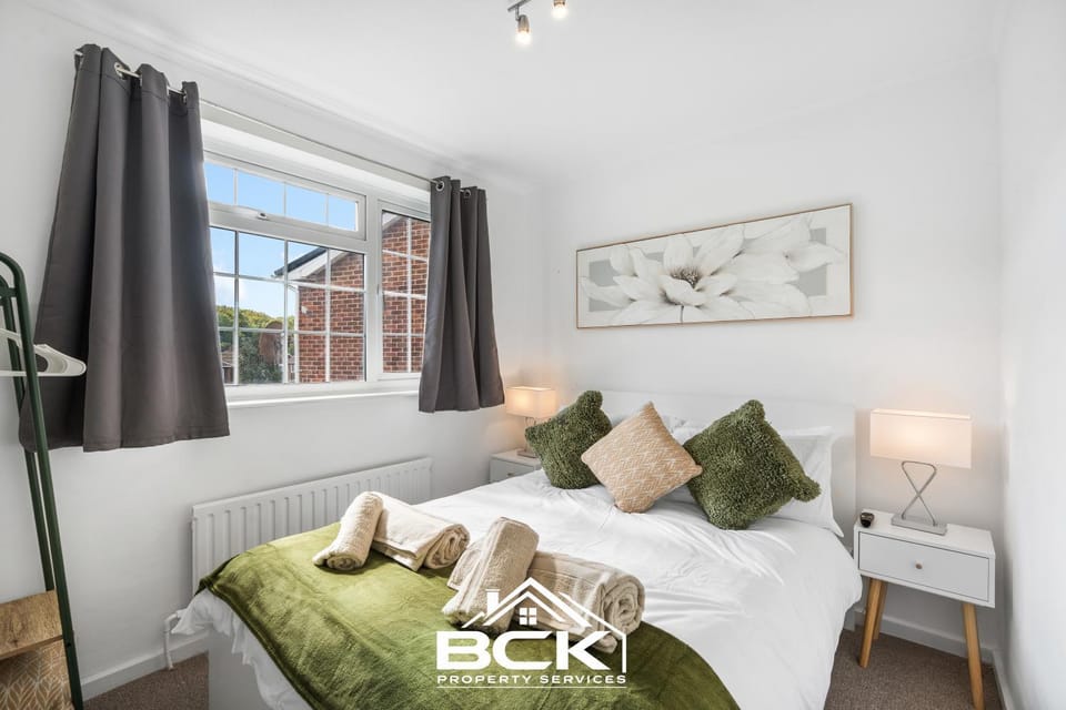 Bed, TV and multimedia, Bedroom, towels