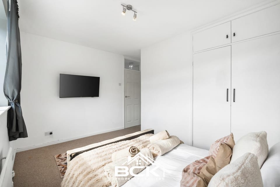 Bed, TV and multimedia, Bedroom