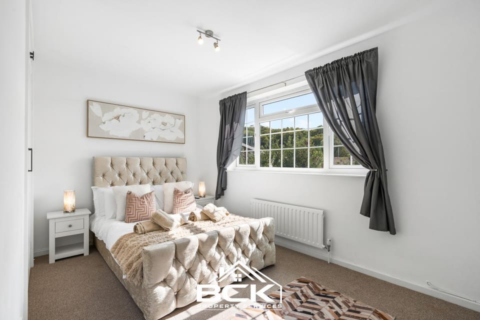 Bed, TV and multimedia, Bedroom, towels