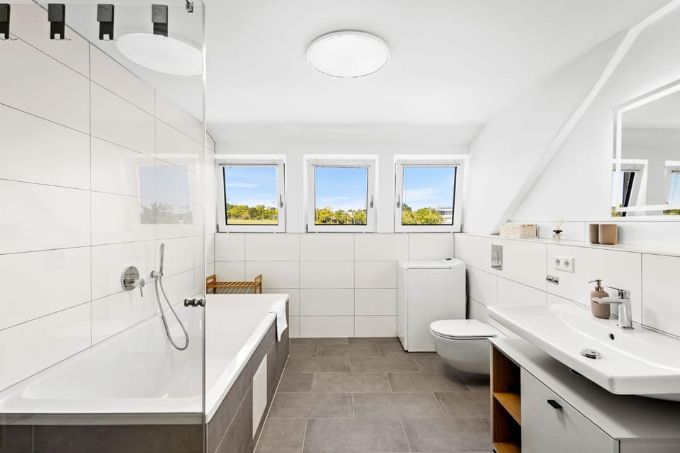 Shower, Toilet, Bathroom, Bath, towels, washing machine, washing machine