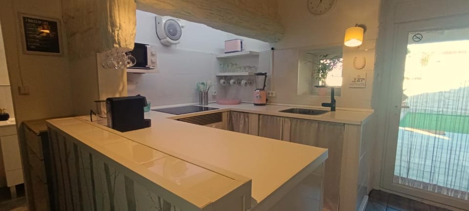 Coffee/tea facilities, Kitchen or kitchenette, microwave, oven, stove, toaster