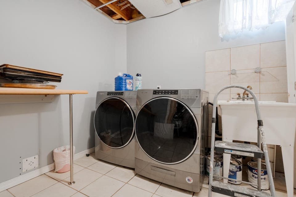 6 Beds Spacious 4BR Parking Kitchen Laundry House in London