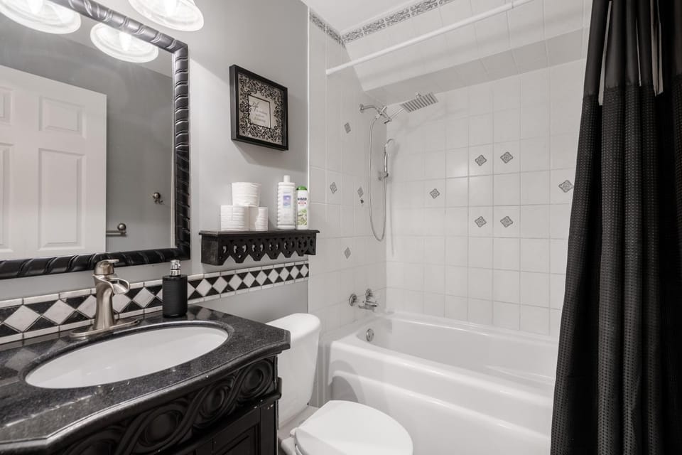 6 Beds Spacious 4BR Parking Kitchen Laundry House in London