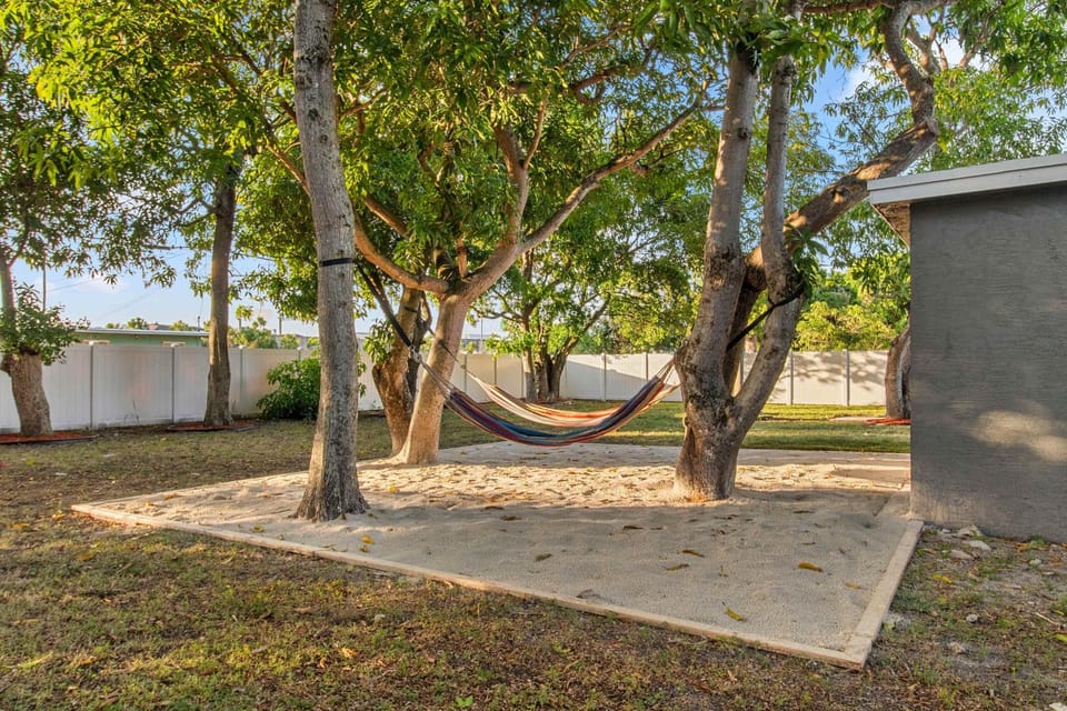 Stylish Delray 3BR with Pool Hammocks & Games House in Delray Beach