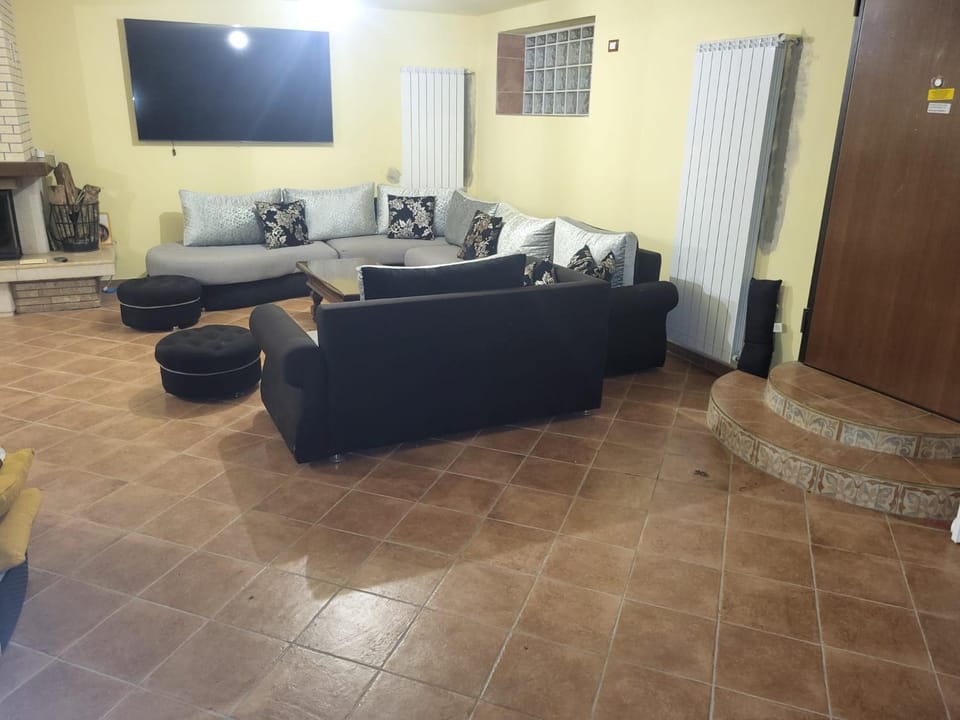 Communal lounge/ TV room, Living room, Seating area