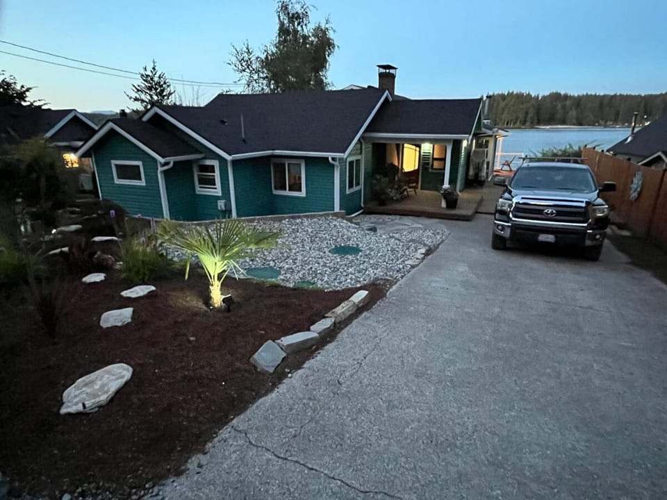 Lakeside Retreat - Beach, Dock, HotTub, Toys Galore House in Lake Goodwin