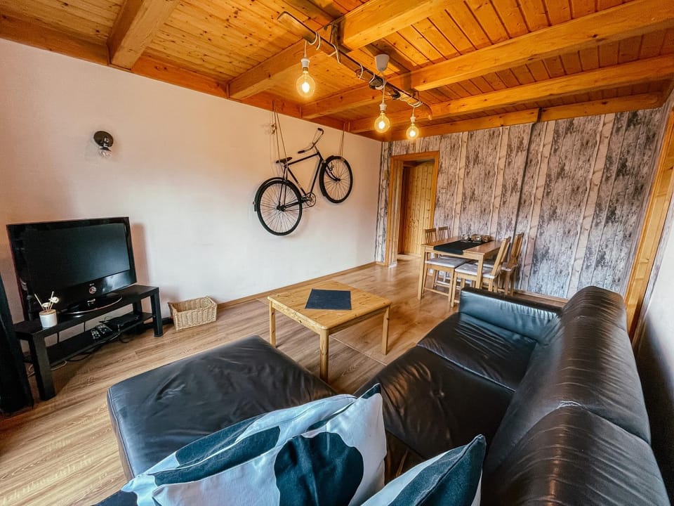 Communal lounge/ TV room, TV and multimedia, Living room, Decorative detail, Seating area, Evening entertainment