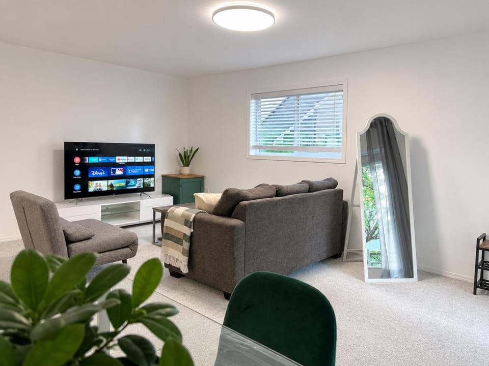 Convenient Private Victoria Stay Bed and Breakfast in Victoria