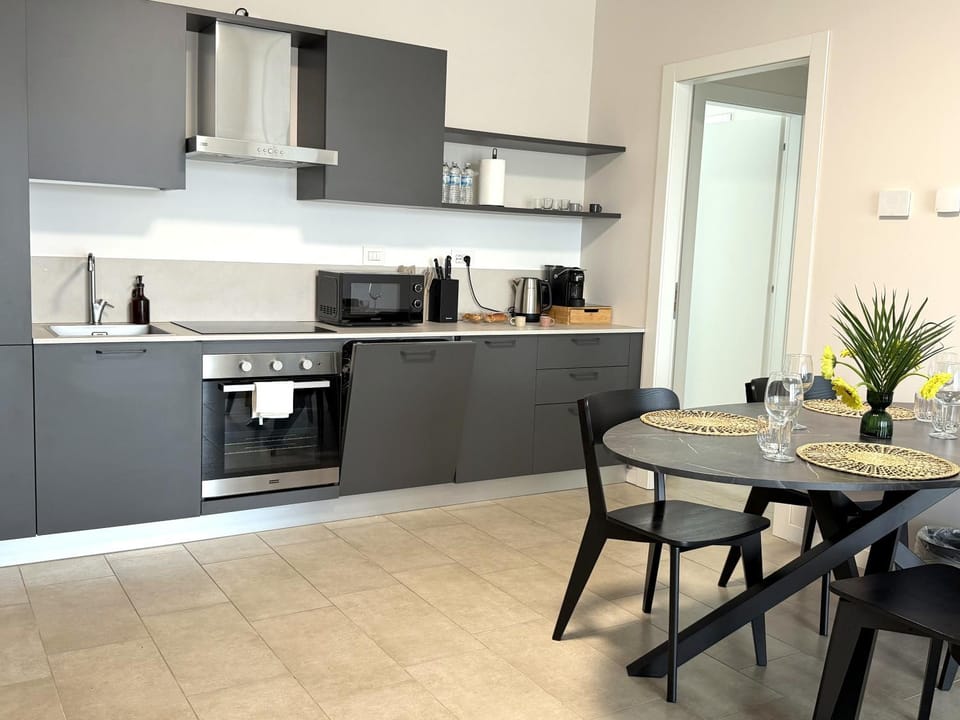 Kitchen or kitchenette, Dining area