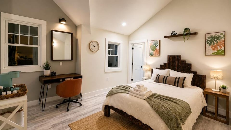 Whiskey Wolf Den Loft Retreat Sleeps 3 Lake Tavern Apartment in Hewitt
