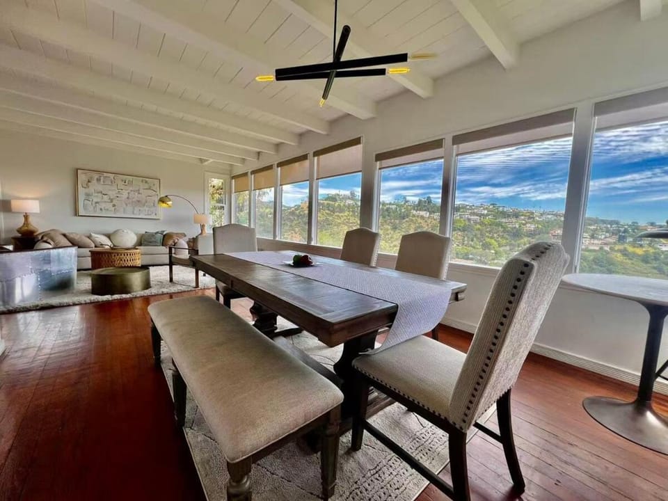 Living room, Dining area, Mountain view