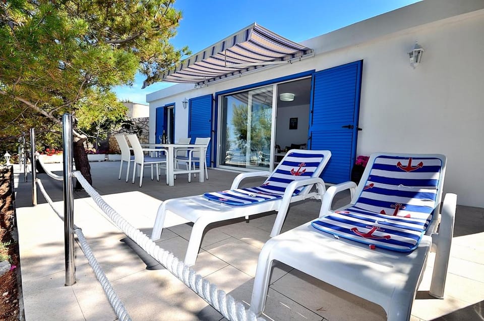Patio, Facade/entrance, Balcony/Terrace, Balcony/Terrace, Seating area, Beach