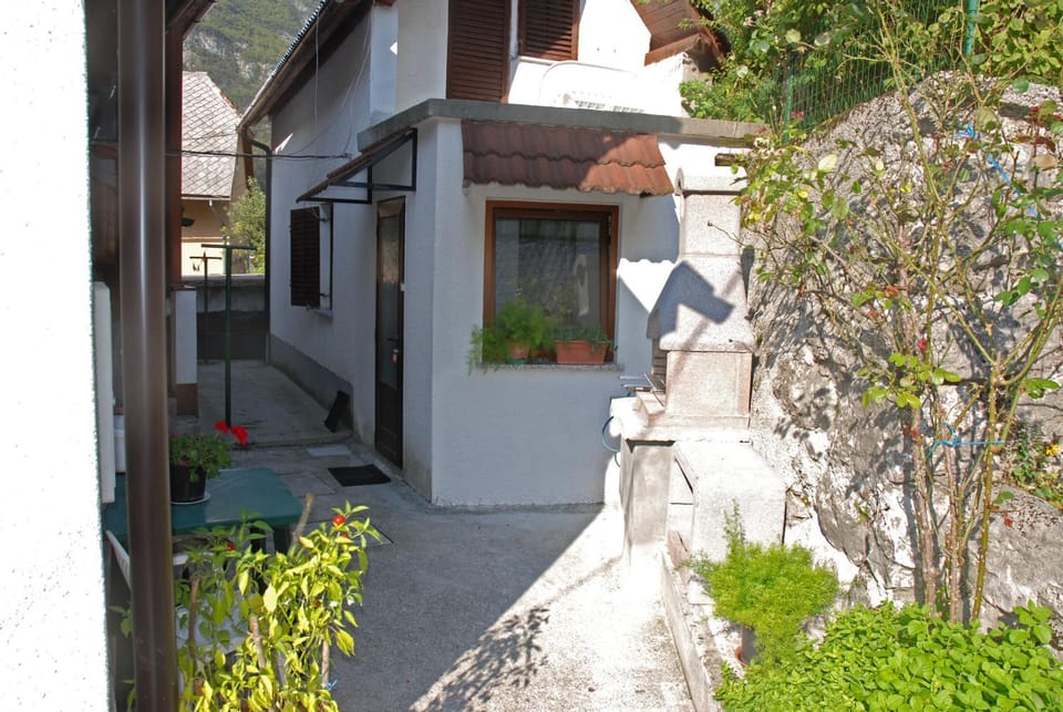 Property building, Garden, Balcony/Terrace