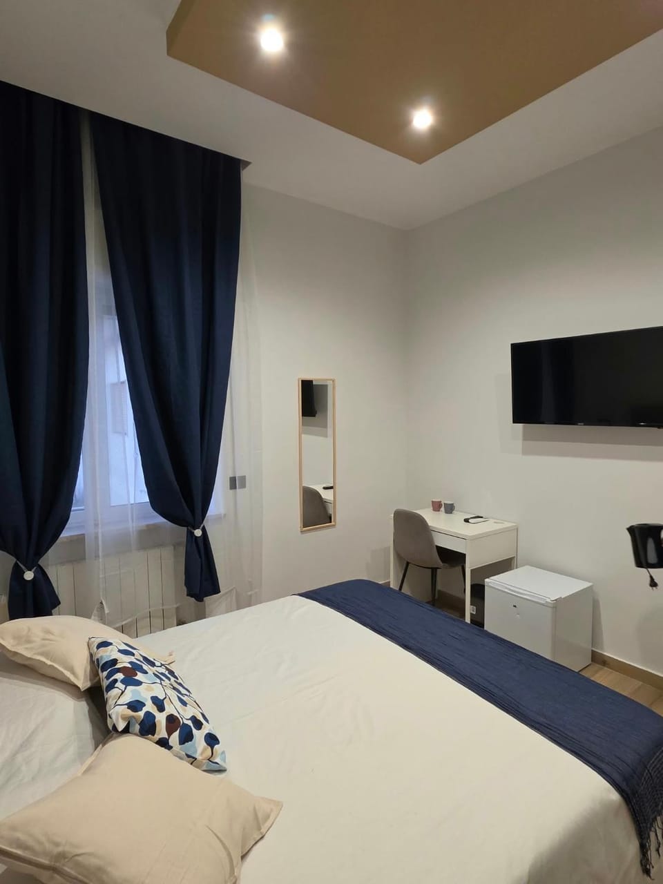 Bed, TV and multimedia, Photo of the whole room, Bedroom