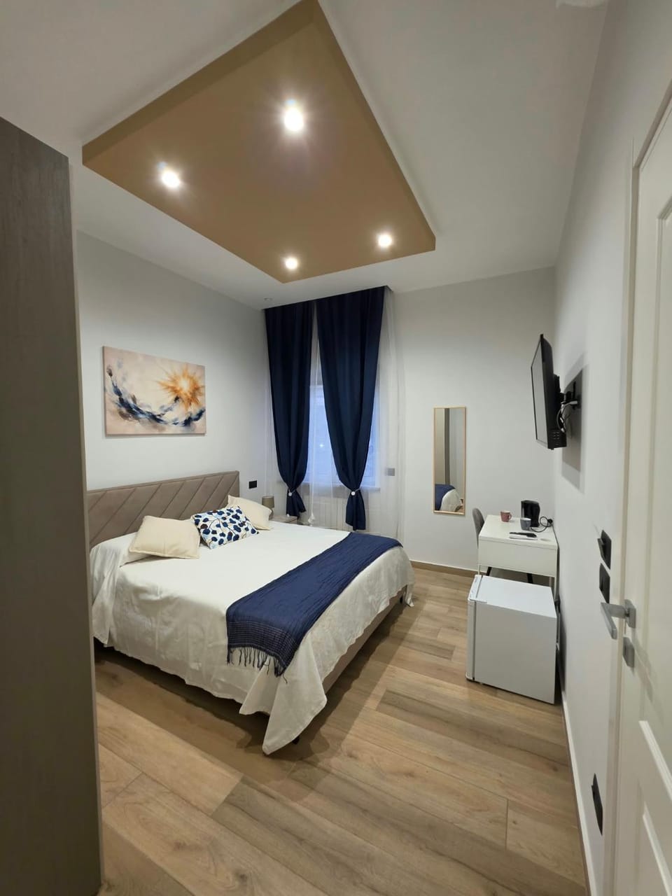 Bed, TV and multimedia, Bedroom, wardrobe, air conditioner