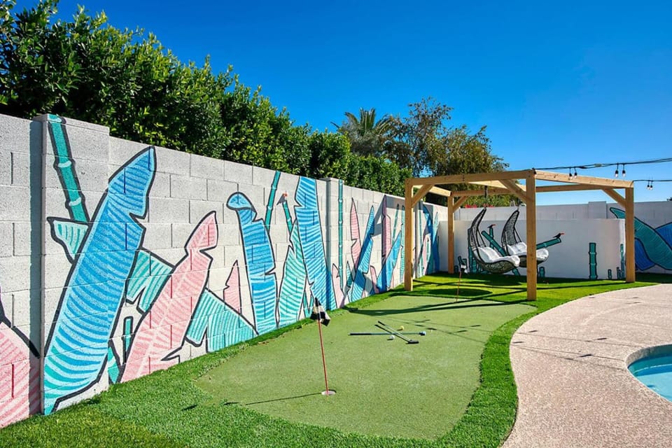 Entertainer’s Retreat Pool, Hot Tub & Mini Golf! House in Dobson Ranch