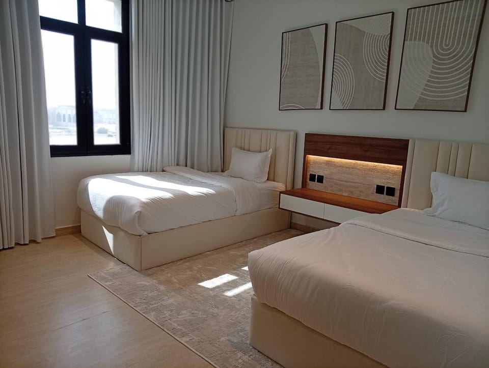 شقة فاخرة بإطلالة بحرية 3 غرف نوم وشاشة 98 بوصة Apartment in Al Khobar