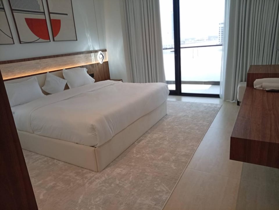 شقة فاخرة بإطلالة بحرية 3 غرف نوم وشاشة 98 بوصة Apartment in Al Khobar
