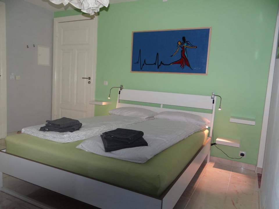 Bed, Photo of the whole room, Bedroom, towels