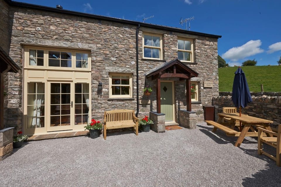 Facade/entrance, BBQ facilities, Garden, Balcony/Terrace, children, young children, older children, group of guests