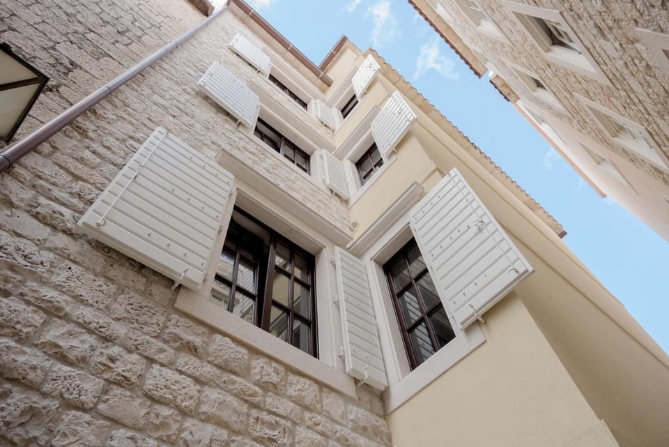 Property building, Facade/entrance, Day