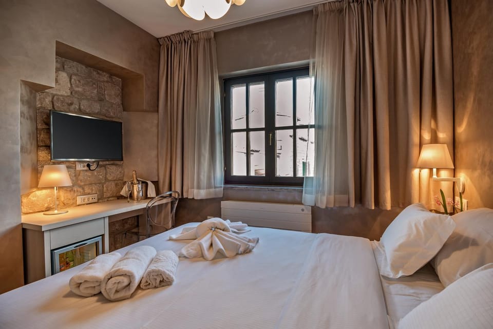 Bed, TV and multimedia, Photo of the whole room, Seating area, Bedroom, towels