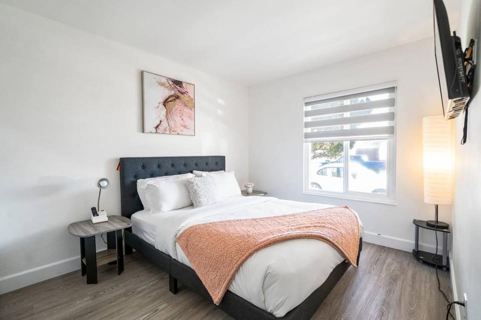 Bed, TV and multimedia, Bedroom