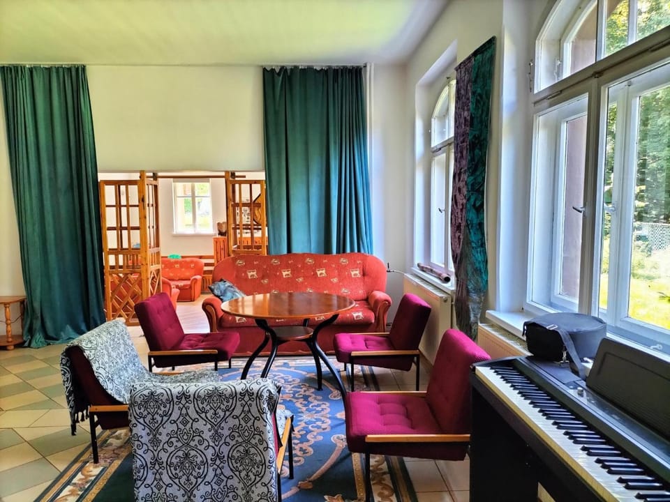 Living room, Seating area
