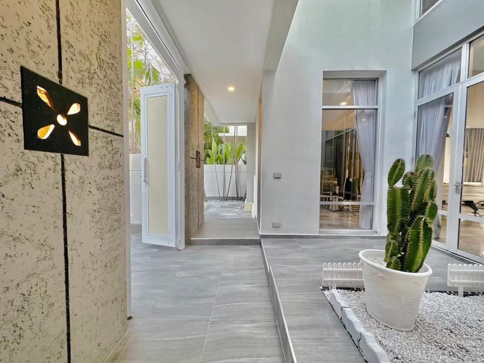 Sunny Family 3BR Pool Villa Near Beach 10Ppl up to 12Ppl Villa in Pattaya City