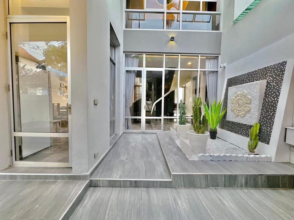Sunny Family 3BR Pool Villa Near Beach 10Ppl up to 12Ppl Villa in Pattaya City